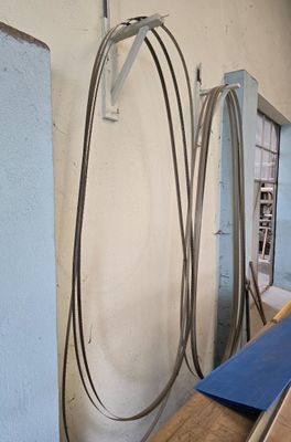 une photo d'une pièce avec tout un tas d'outils accrochés au mur