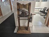 a machine that is sitting on the floor in a room