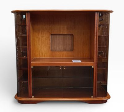 une armoire en bois avec une porte vitrée et des étagères