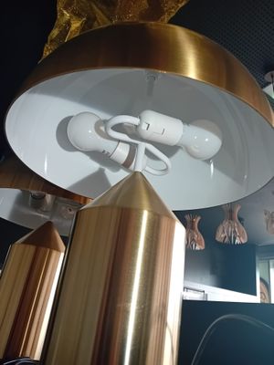 une lampe dorée posée sur une table