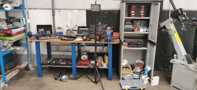 une photo d'un établi dans un garage avec des outils dessus