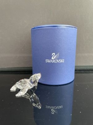 un petit cristal posé sur une table, à côté d'une boîte bleue
