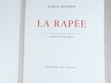 la couverture d'un livre sur laquelle figure une police de caractères rouge