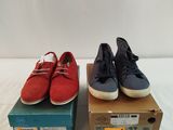 deux paires de chaussures rouges et bleues posées sur une boîte