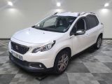 la voiture blanche est garée sur un sol en damier dans le garage