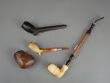 plusieurs types de tuyaux et un support à tuyaux posé sur une table