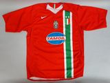 Le maillot est rouge et blanc, avec une bande verte et blanche.