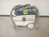 un aspirateur posé par terre