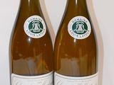 deux bouteilles de vin posées l'une à côté de l'autre sur une table