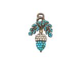 un gros plan d'un pendentif en perles bleues et blanches sur fond blanc