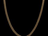 un collier à chaîne en or sur fond noir