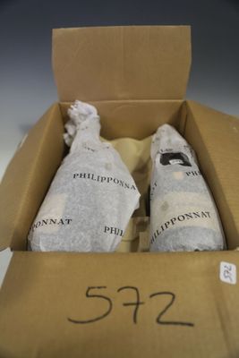 une boîte en carton contenant une paire de chaussettes