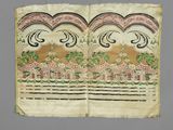 un vieux livre orné de motifs floraux