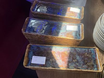 de nombreux plateaux posés sur une table