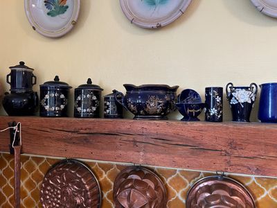 de nombreuses assiettes et tasses posées sur une étagère dans une pièce