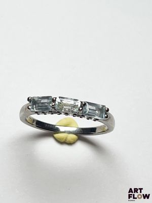 une image représentant une bague sertie de trois pierres