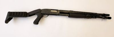 un gros plan d'un pistolet sur une surface blanche avec un fond blanc