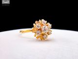 une image d'une bague en or avec des diamants sur une surface blanche