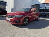 une voiture rouge garée devant un bâtiment