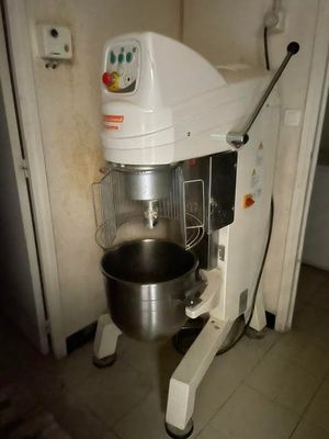 a mixer that is sitting on a stand in the kitchen