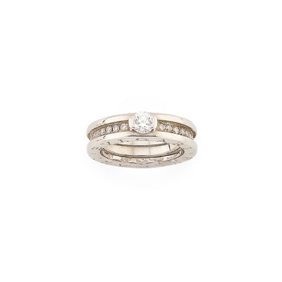 gros plan d'une bague en diamant sur fond blanc