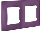 un gros plan sur une plaque d'interrupteur double de couleur violette
