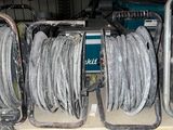 de nombreux types de pneus différents sont disponibles en rayon dans le magasin