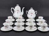 beaucoup de tasses et de soucoupes sur la table