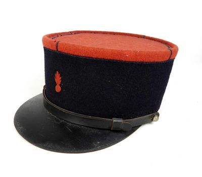 chapeau d'officier de marine avec des bordures rouges et noires