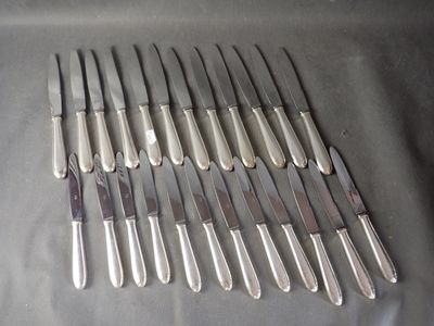a lot of knives that are sitting on a table