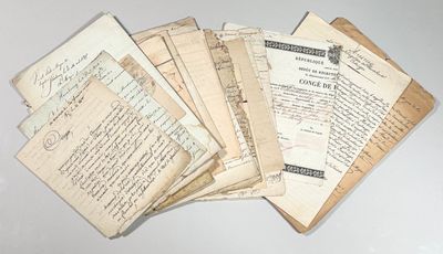 de nombreux vieux papiers empilés les uns sur les autres sur une table