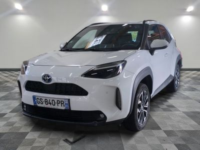Le SUV Toyota C-HR blanc est garé dans le garage.