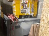 une boîte jaune posée sur une table dans une pièce