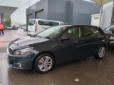 une voiture garée sur un parking sous la pluie