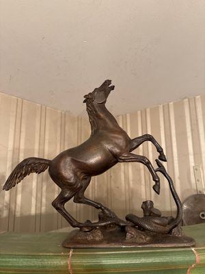une statue de cheval posée sur une table