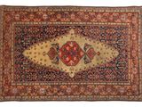 un ancien tapis persan à motifs rouges et bleus