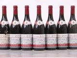 six bouteilles de vin sont alignées sur une table