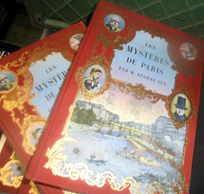deux livres sont empilés sur une table