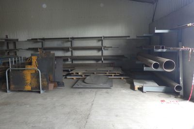 une pièce remplie de tuyaux en acier