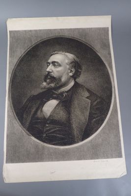 une vieille photo en noir et blanc d'un homme barbu