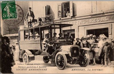une carte postale représentant une vieille voiture devant un immeuble