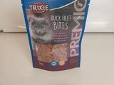 un gros plan sur un sachet de friandises pour chat posé sur un plan de travail