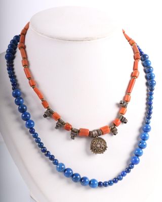collier composé de perles bleues et orange, orné d'un pendentif en forme d'éléphant en argent