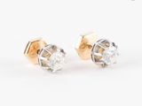 une paire de boucles d'oreilles en diamant sur fond blanc