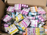 une boîte en carton remplie d'une multitude de billets de toutes sortes