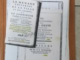 un livre posé sur une table