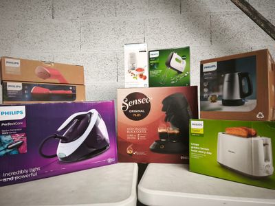 de nombreux cartons contenant des appareils électroménagers posés sur un comptoir