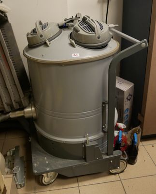 une machine posée par terre à côté d'un réfrigérateur