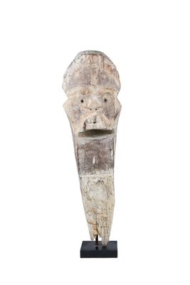 une photo d'une sculpture en bois représentant une tête posée sur un socle