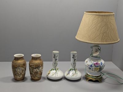 trois vases et une lampe posés sur une table